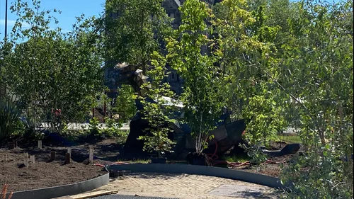 Metz : un Graoully en acier se pose place de la Comédie